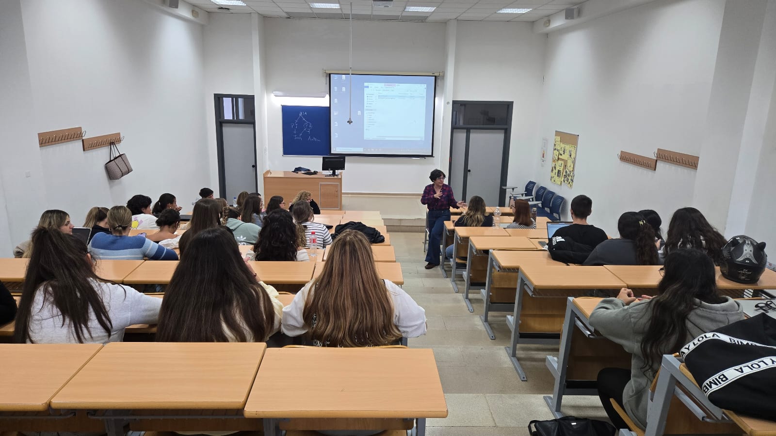 La Oficina de Acción Social y Solidaria presenta la memoria de las Escuelas UCA de Familia del cu...